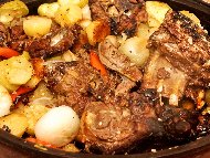 Рецепта Печени телешки ребра, картофи, гъби, тиквички и лук в глинен гювеч на фурна